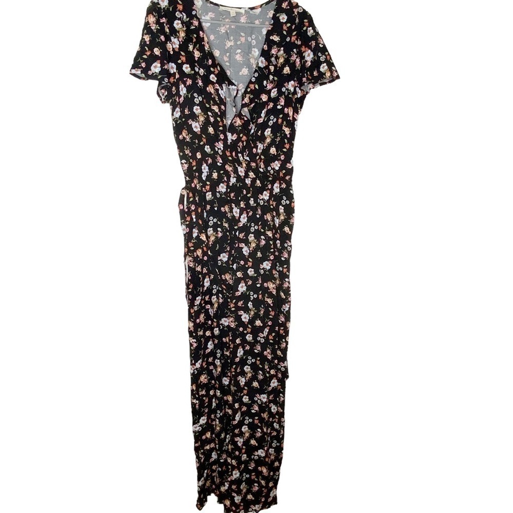 𝅺kingston Grey floral jumpsuit. short sleeves. Size M